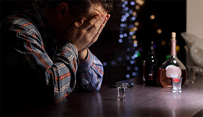 Мужчина-алкоголик плачет