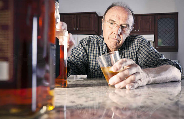 Пожилой мужчина-алкоголик