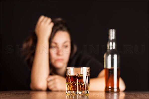 Девушка, страдающая алкогольной зависимостью