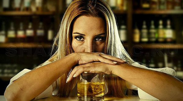 Женщина пьет виски