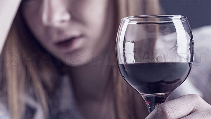 Девушка, страдающая алкогольной зависимостью