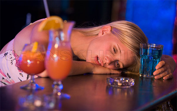 Девушка в состоянии сильного алкогольного опьянения