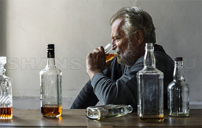 Пьющий пожилой человек