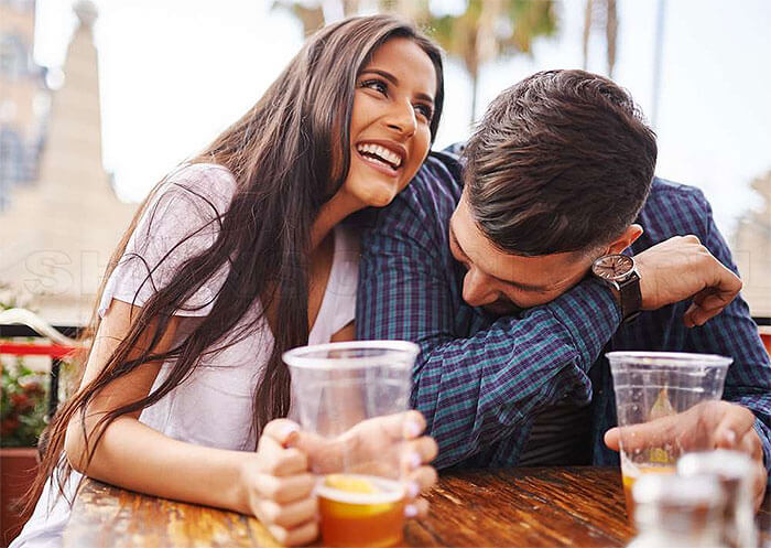 Молодая пара: пьют пиво