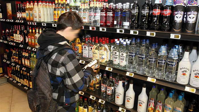 Подросток в алкогольном магазине