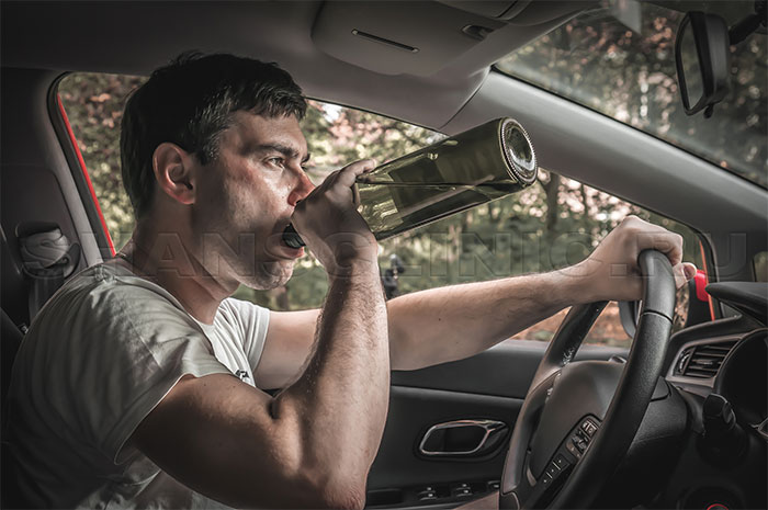 Водитель употребляет алкоголь за рулем